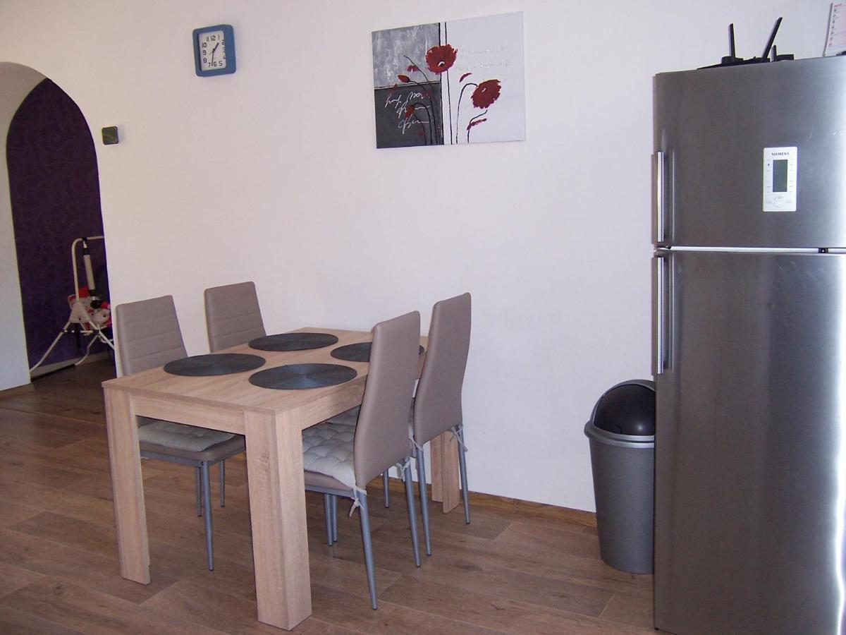 Salas-Dum Pro Spolecnou Dovolenou Az 11 Osob Buitenkant foto